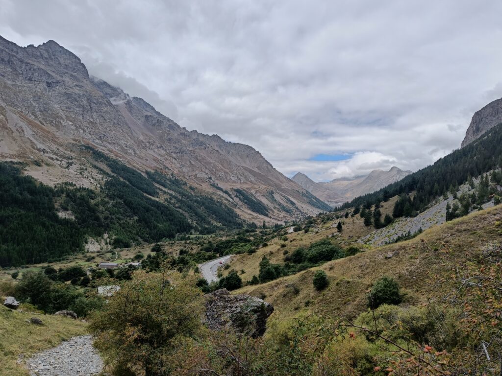 Vue sur la route d'accès